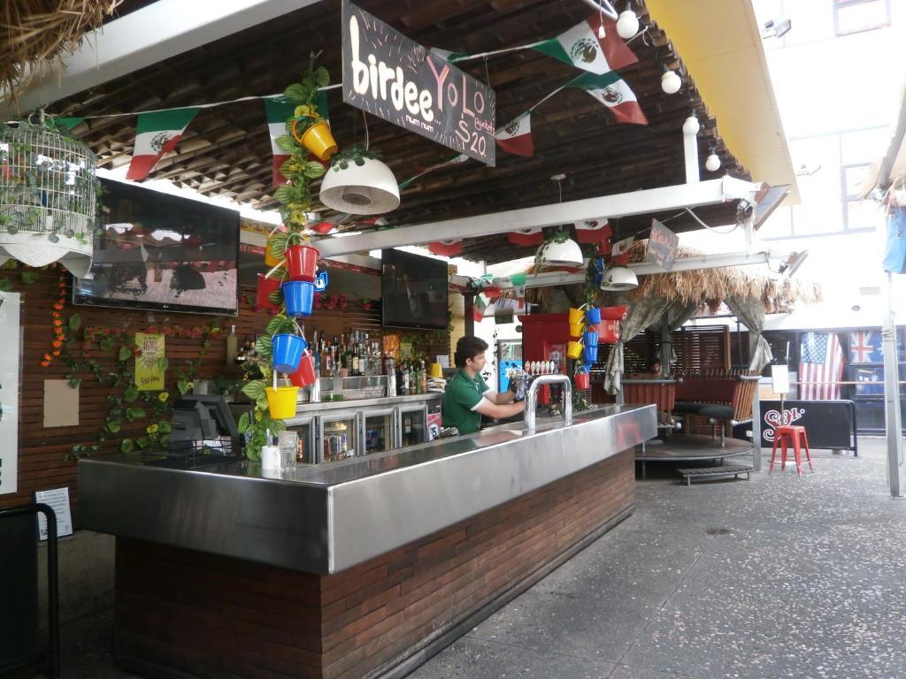 Bunk Brisbane Hostel Fortitude Valley Exterior photo